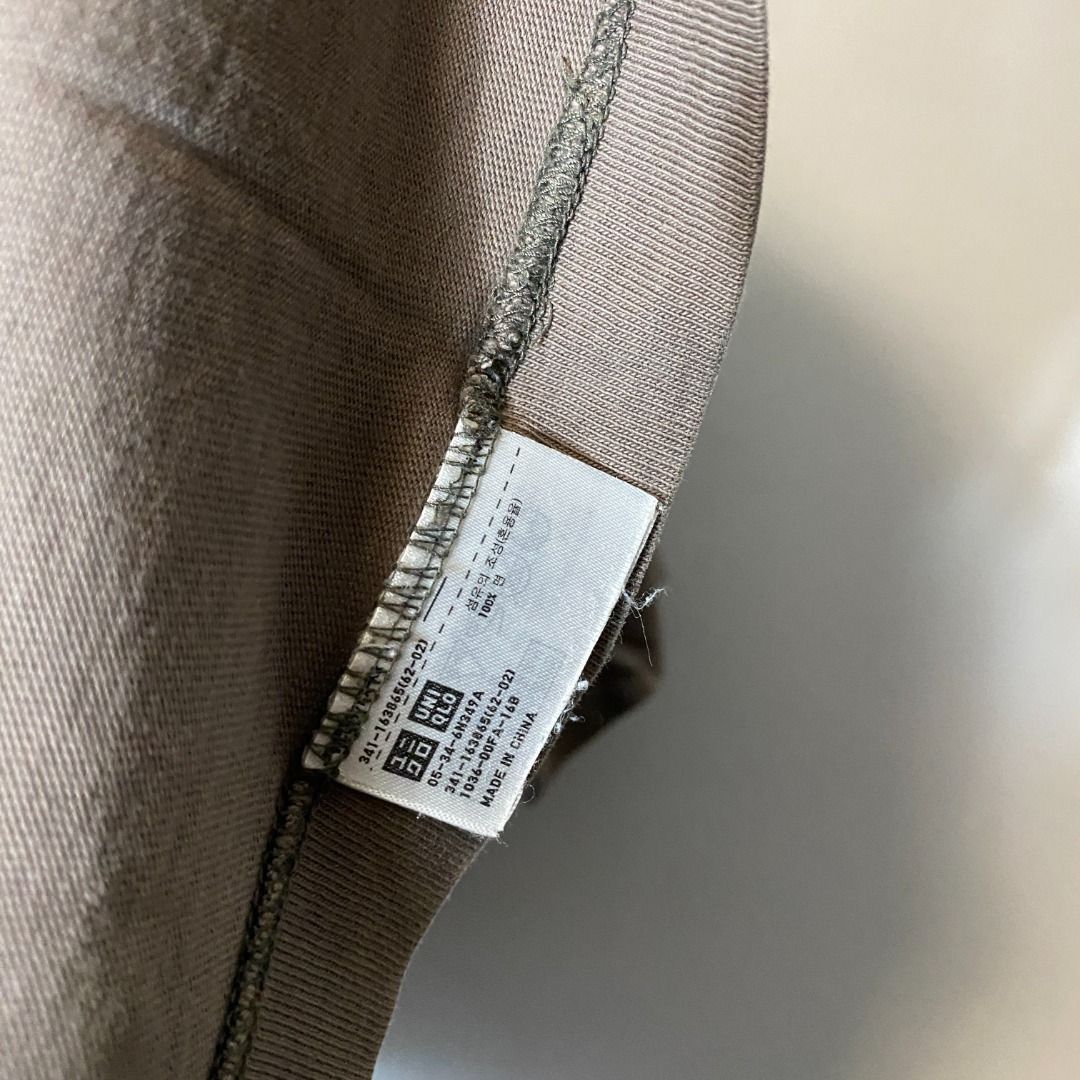 Kaws Uniqlo Passing Through Tee M (Category: Tshirts & Polo Shirts ) located in Antipolo. Submitted by bentakahitanoano (Listing ID 1465473083, Image 3). Description: Still in good condition Size medium Pit to pit 20 Length 27.