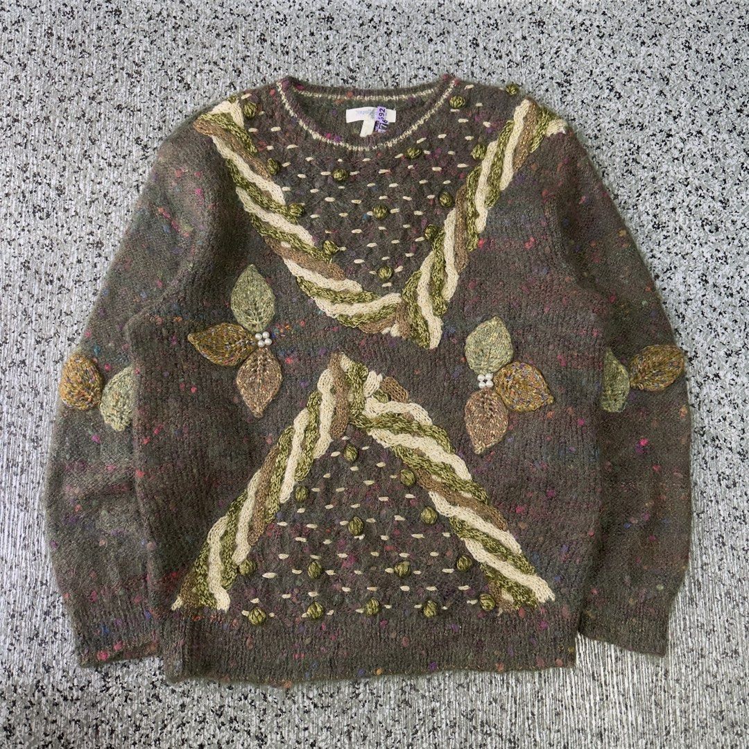 Knited Sweater (Category: Coats, Jackets and Outerwear) located in Baguio. Submitted by secondoption.ph (Listing ID 1465393712, Image 1). Description: Size medium Length 25 Width 20.5.