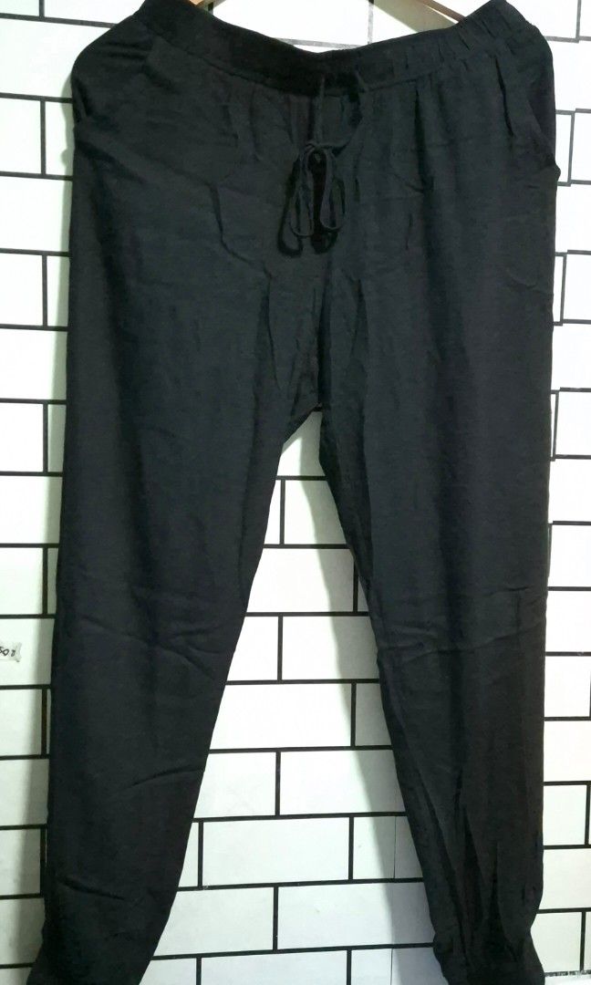 LA Hearts Linen Style Jogger Pants (Category: Other Bottoms) located in Bulacan. Submitted by rgrs.collexn (Listing ID 1465487686, Image 2). Description: Gandaaaa! Minimal signs of use. Pang alis pa sya. Color rate, 9.5 pa. Size: up to 36" Kapag mabinti kayo, wag na muna. Hehe. Kasi linen sya. Length: 37" ✨ Check out my listings for more affordable preloved finds! ✨ Please manage your expectations as all items are preloved. Any flaw/s, if applica