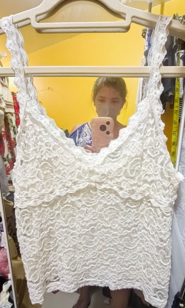 Lace Floral Tank Top (Category: Sleeveless) located in Mexico. Submitted by hele_blushandthrift (Listing ID 1465501349, Image 1). Description: Style: Sleeveless lace camisole / tank top Color: Off-white / White Material: Soft crochet lace with floral pattern, lined inside (not super sheer) Neckline: V-neck with scalloped lace trim Strap: Wide lace straps with floral embroidery detail Fit: Relaxed fit, slightly cropped - perfect as inner or on its