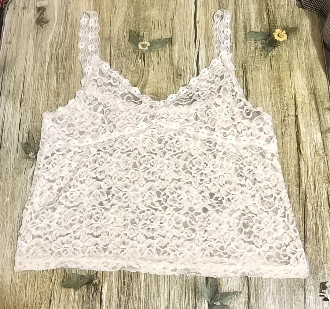 Lace Floral Tank Top (Category: Sleeveless) located in Mexico. Submitted by hele_blushandthrift (Listing ID 1465501349, Image 2). Description: Style: Sleeveless lace camisole / tank top Color: Off-white / White Material: Soft crochet lace with floral pattern, lined inside (not super sheer) Neckline: V-neck with scalloped lace trim Strap: Wide lace straps with floral embroidery detail Fit: Relaxed fit, slightly cropped - perfect as inner or on its