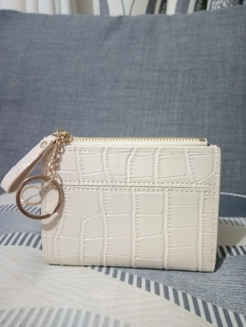Leather bifold wallet for women (Category: Wallets & Card holders) located in Hermosa. Submitted by chic2315 (Listing ID 1465561105, Image 1). Description: Brand new and never been used leather wallet. This is made of synthetic leather. Elegant style. .