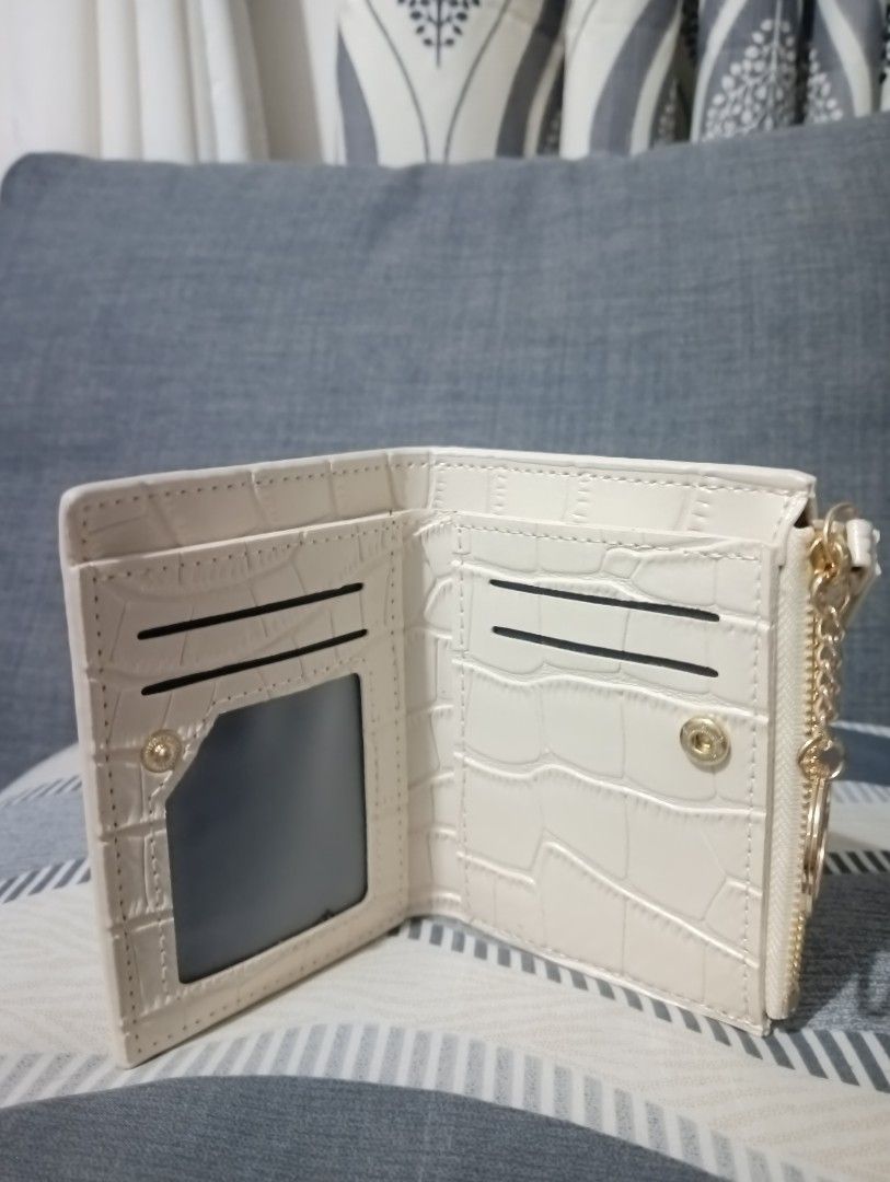 Leather bifold wallet for women (Category: Wallets & Card holders) located in Hermosa. Submitted by chic2315 (Listing ID 1465561105, Image 2). Description: Brand new and never been used leather wallet. This is made of synthetic leather. Elegant style. .
