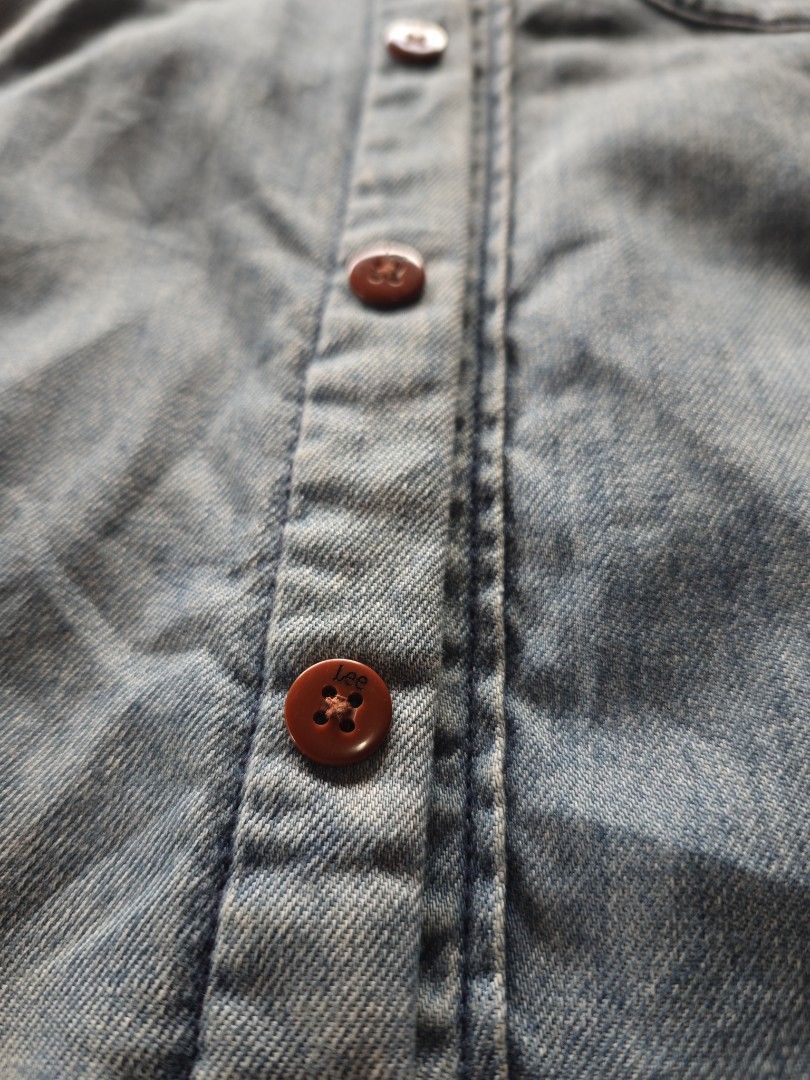 Lee Denim Jacket Quilted Lined Slim Regular Fit Size M (Category: Coats, Jackets and Outerwear) located in Dalaguete. Submitted by three7archives (Listing ID 1465414563, Image 3). Description: - Brand: Lee - Style: Denim shirt jacket / overshirt - Wash: Light wash denim - Size: Medium (Slim regular fit) - Lining: Quilted dark blue inner lining for extra warmth - Details: Double front flap pockets, branded copper buttons, and subtle leather label 
