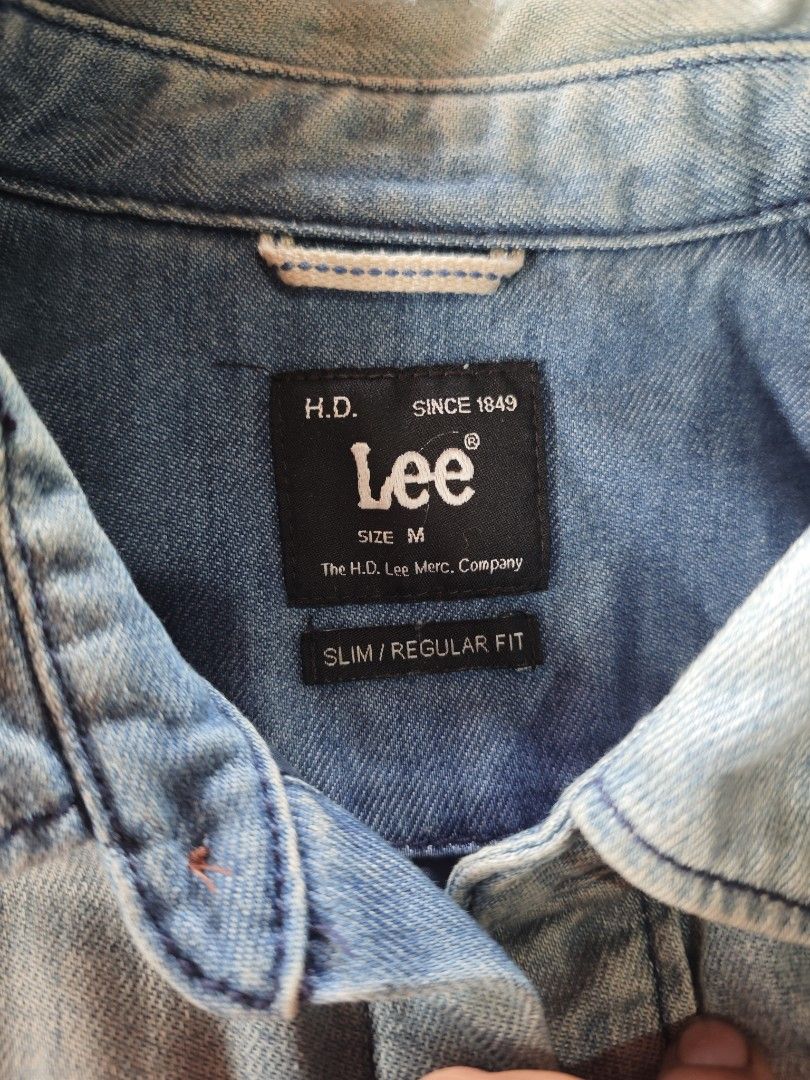 Lee Denim Jacket Quilted Lined Slim Regular Fit Size M (Category: Coats, Jackets and Outerwear) located in Dalaguete. Submitted by three7archives (Listing ID 1465414563, Image 2). Description: - Brand: Lee - Style: Denim shirt jacket / overshirt - Wash: Light wash denim - Size: Medium (Slim regular fit) - Lining: Quilted dark blue inner lining for extra warmth - Details: Double front flap pockets, branded copper buttons, and subtle leather label 