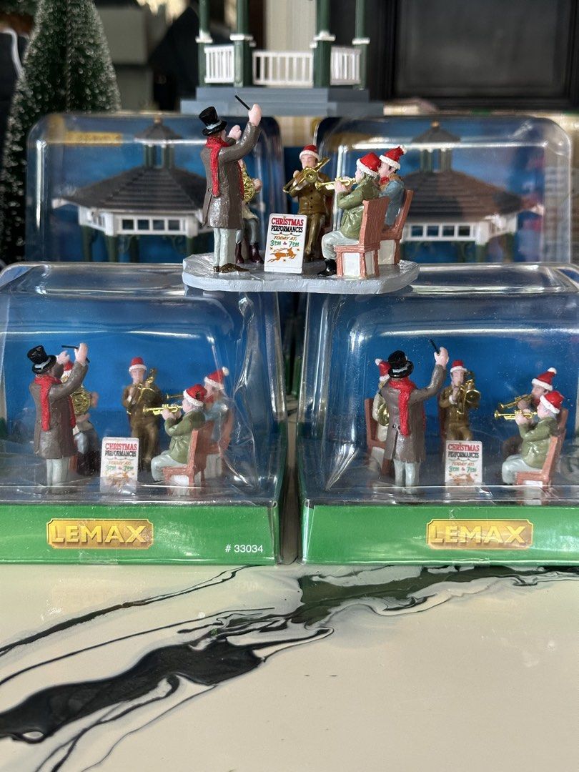 Lemax Gazebo Band (Category: Figurines & Statues) located in Santiago. Submitted by kitalpanga (Listing ID 1465414473, Image 3). Description: - Brand: Lemax (Item #33034) - Set: Christmas Carols miniature figures with brass instruments, conductor in top hat, and performance sign - Packaging: Original blister packaging included - Ideal for: Holiday village displays and Christmas collections - Condition: Excellent collectible item.