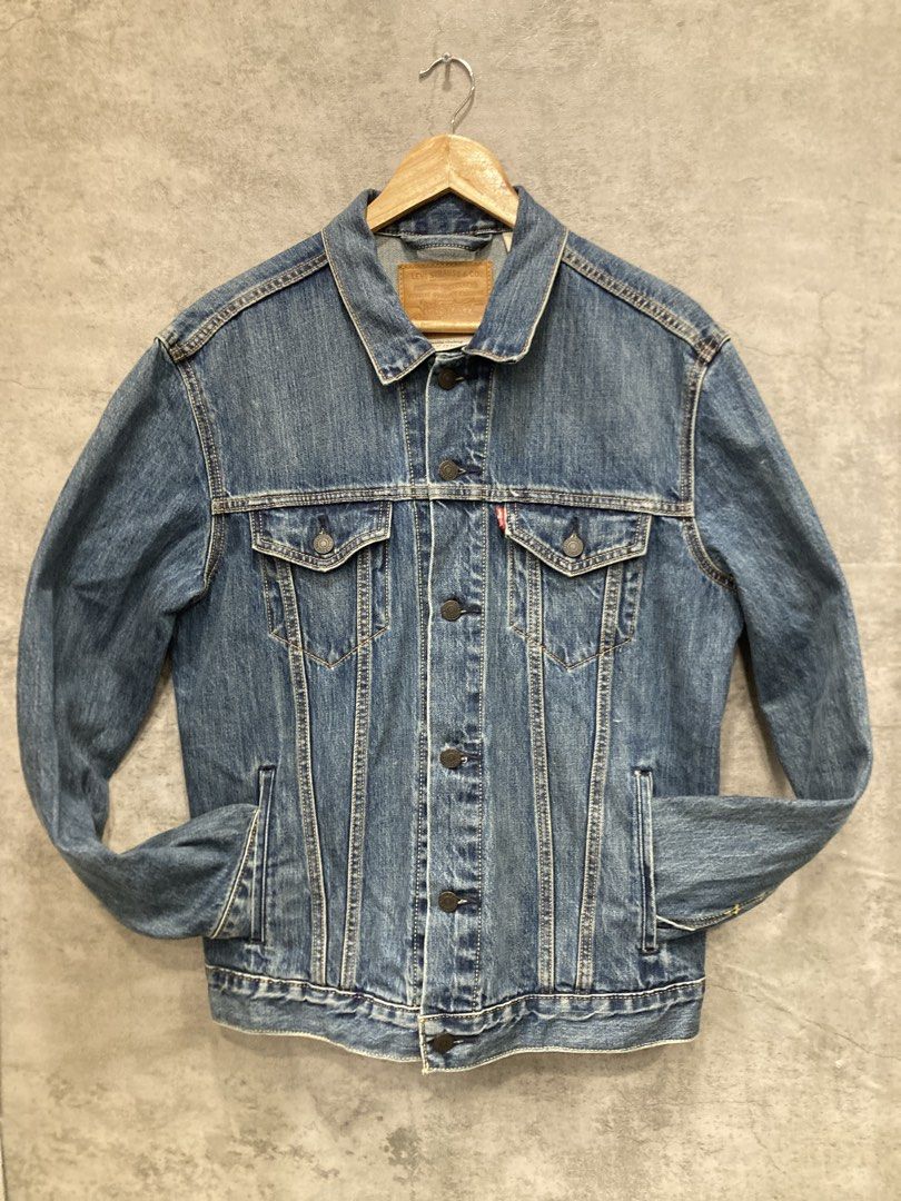 Levi's Denim Trucker Jacket Size L (Category: Coats, Jackets and Outerwear) located in Quezon City. Submitted by janisu0303 (Listing ID 1465443384, Image 2). Description: Levis Denim Trucker Jacket Dimes 22 x 28 Big E 9500 php Good condition Fairview area meetups Or shipping.