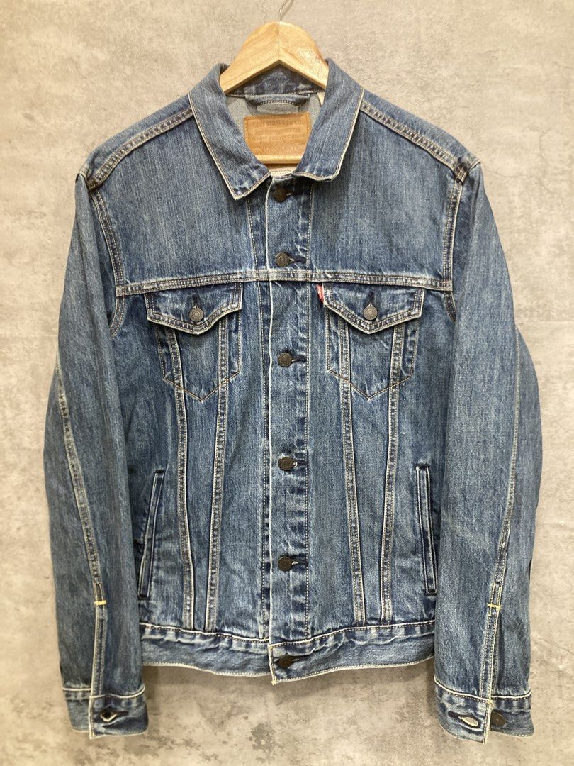 Levi's Denim Trucker Jacket Size L (Category: Coats, Jackets and Outerwear) located in Quezon City. Submitted by janisu0303 (Listing ID 1465443384, Image 1). Description: Levis Denim Trucker Jacket Dimes 22 x 28 Big E 9500 php Good condition Fairview area meetups Or shipping.