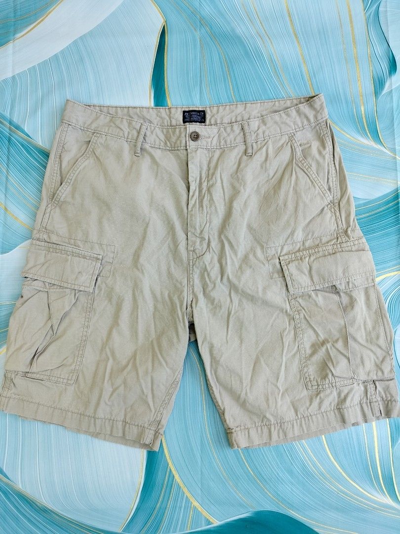 Levi's Khaki Cargo Shorts Size 36 (Category: Shorts) located in Manila. Submitted by gerald_quinto (Listing ID 1465482784, Image 1). Description: - Brand: Levi's - Color: Khaki - Size: 36 - Style: Classic utility cargo shorts - Closure: Button closure with zip fly - Pockets: Multiple functional pockets on sides and back - Waistband: Standard belt loops - Sustainability: Features Waterless manufacturing tag.