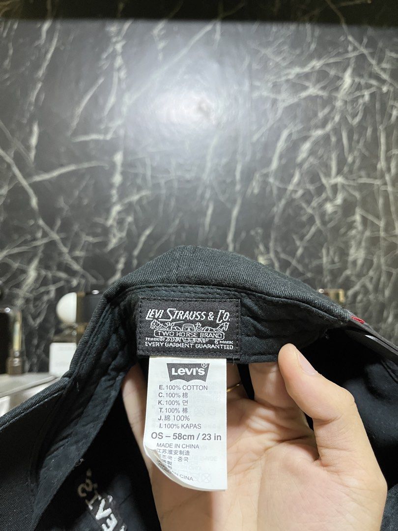 LEVI’S Men’s Cap (Category: Caps & Hats) located in Quezon City. Submitted by eugxp (Listing ID 1465458144, Image 3). Description: Due to lighting the color black is not good but no other issues aside from needing to clean them. Selling for 500..