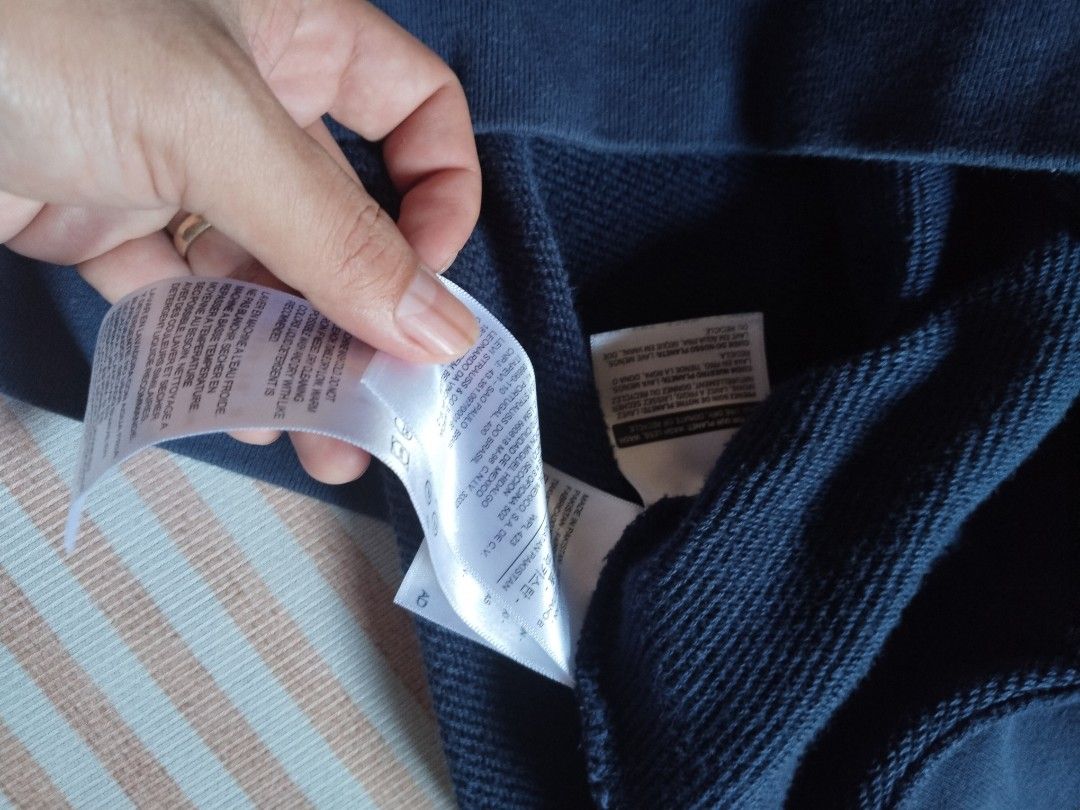 Levi's Navy Blue & White Pullover Hoodie Size S (Category: Coats, Jackets and Outerwear) located in Manila. Submitted by polding25 (Listing ID 1465387340, Image 2). Description: - Brand: Levi's - Color: Navy blue and white with big logo lettering - Size: Small (Measures 21.5" chest x 29" length) - Material/Interior: Soft fleece interior, made in Pakistan - Features: Kangaroo pocket, drawstring hood - Condition: Great everyday sweatshirt.
