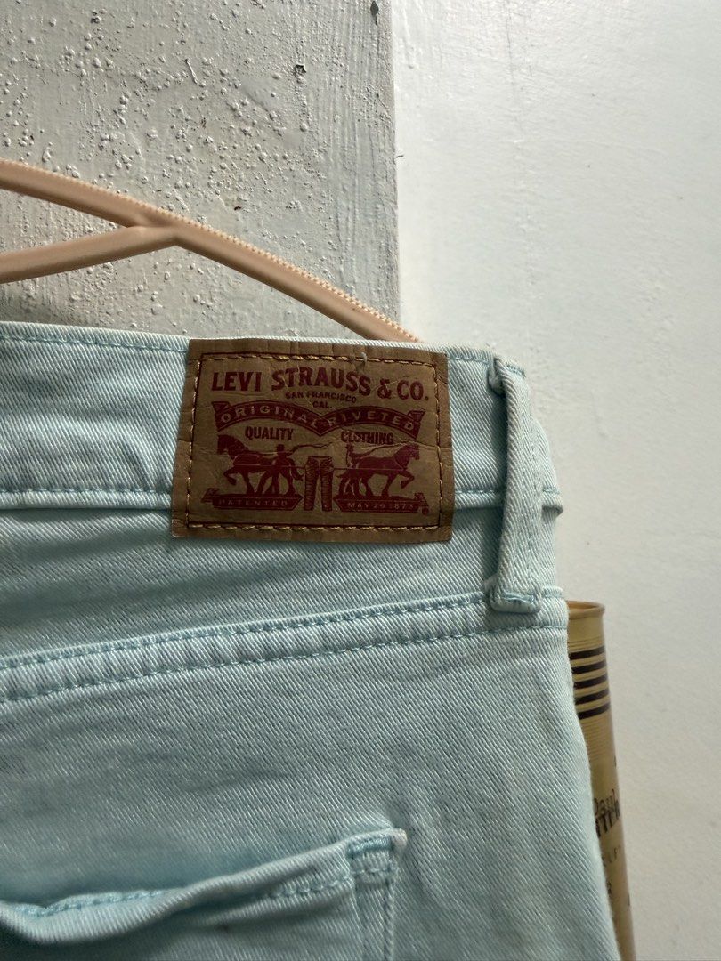 Levis short (Category: Shorts) located in Manila. Submitted by ruel1104 (Listing ID 1465432496, Image 3). Description: Like new no issue.