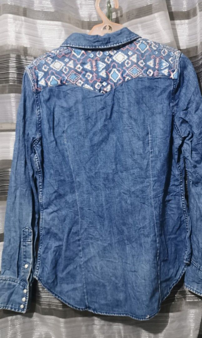 Levi's Western denim jacket (Category: Coats, Jackets and Outerwear) located in San Jose. Submitted by thrift_ni_sir (Listing ID 1465509503, Image 2). Description: Excellent condition MOP gcash MOD j&t Add shipping fee.
