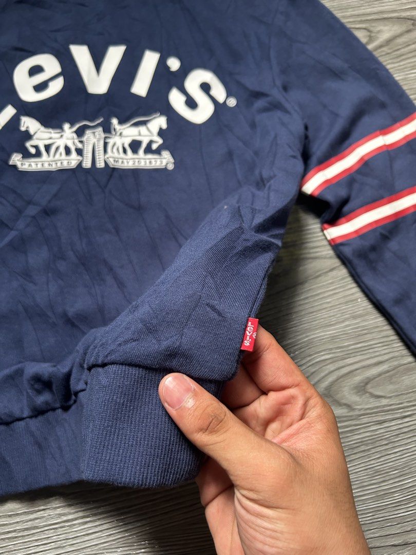 Levis Youth Sweater (Category: Babies & Kids Fashion) located in Dasmarinas. Submitted by zn_upcldtrs (Listing ID 1465437215, Image 3). Description: - 18 W / 22 L - As New Condition - No Issue.