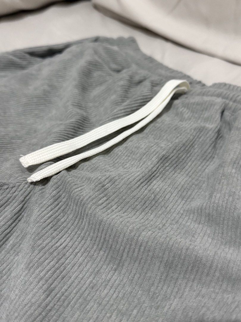 Light Grey Corduroy Shorts with Drawstring (Category: Shorts) located in Cebu City. Submitted by jnathana (Listing ID 1465571659, Image 3). Description: Corduroy Tailored Short / Plain Shorts 2 Side Pocket plus 1 Back pocket Fabric: Corduroy Size: Medium Waistline: 26 - 33 inches Length: 17 inches Leghole: 20 inches .