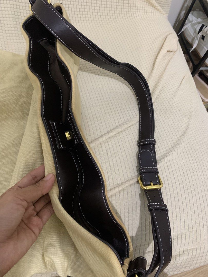 Loewe Canvas Shoulder Bag (Category: Shoulder Bags) located in Surigao. Submitted by luxxbytm.ph (Listing ID 1465458832, Image 3). Description: .