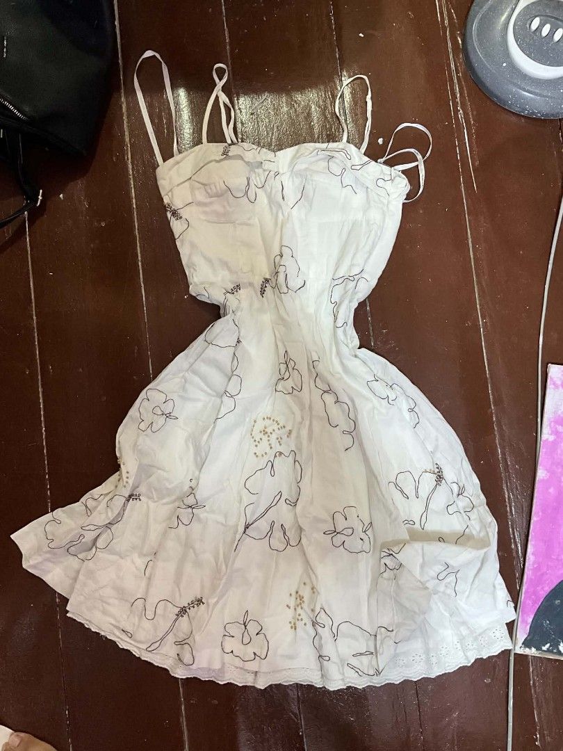 LONG WHITE FLORAL BEACH DRESS (Category: Dresses) located in Manila. Submitted by zesshian (Listing ID 1465503798, Image 1). Description: -used once -good quality -white beach dress -floral long dress -pm for ww -small to med.