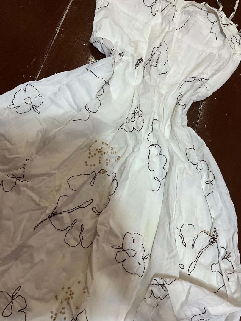 LONG WHITE FLORAL BEACH DRESS (Category: Dresses) located in Manila. Submitted by zesshian (Listing ID 1465503798, Image 2). Description: -used once -good quality -white beach dress -floral long dress -pm for ww -small to med.