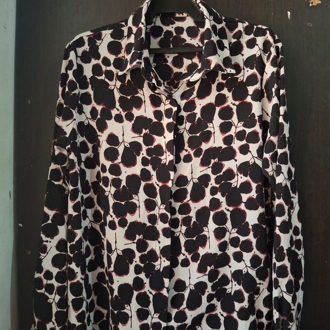 Long-sleeve Buttondown (Category: Blouses) located in Caloocan City. Submitted by mei56313 (Listing ID 1465386731, Image 1). Description: - preloved long-sleeve buttondown blouse - XS to S - excellent condition, no issues.