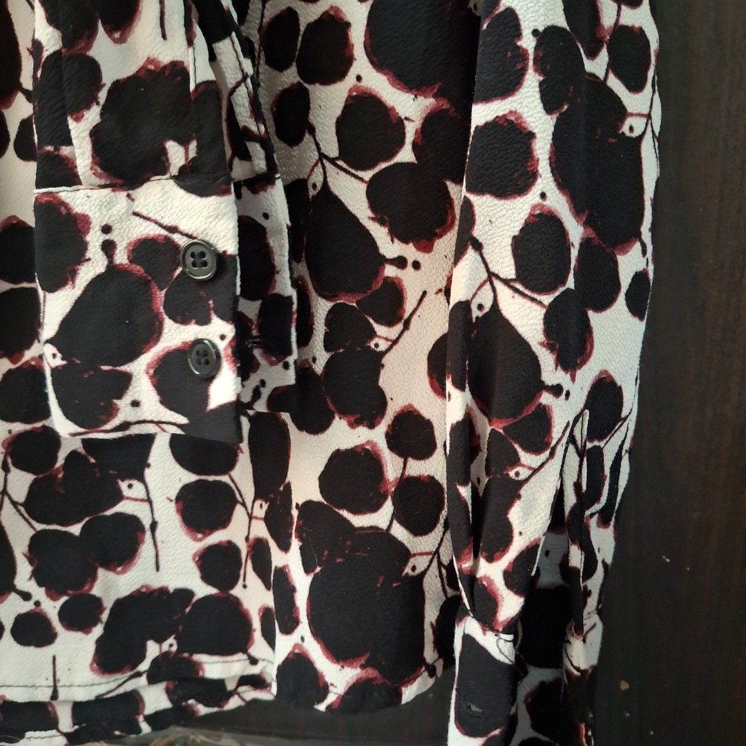 Long-sleeve Buttondown (Category: Blouses) located in Caloocan City. Submitted by mei56313 (Listing ID 1465386731, Image 3). Description: - preloved long-sleeve buttondown blouse - XS to S - excellent condition, no issues.