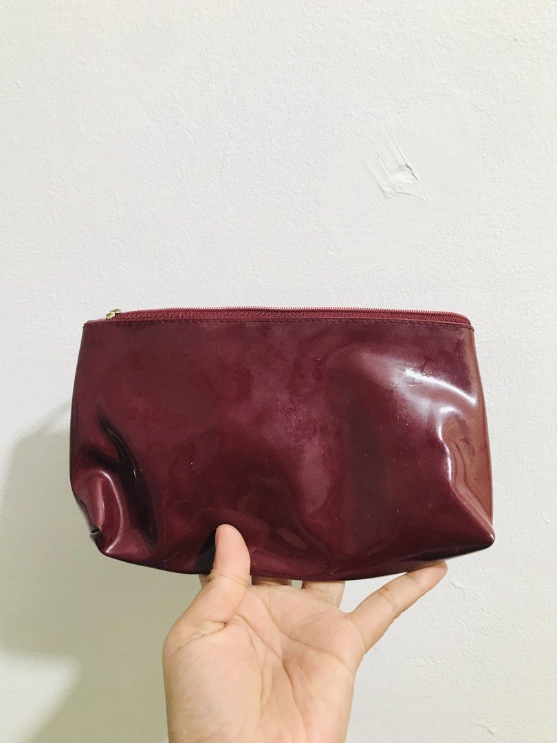 LOREAL COSMETIC POUCH (Category: Purses & Pouches) located in Gamu. Submitted by 2022bagsbunny (Listing ID 1465415629, Image 2). Description: .