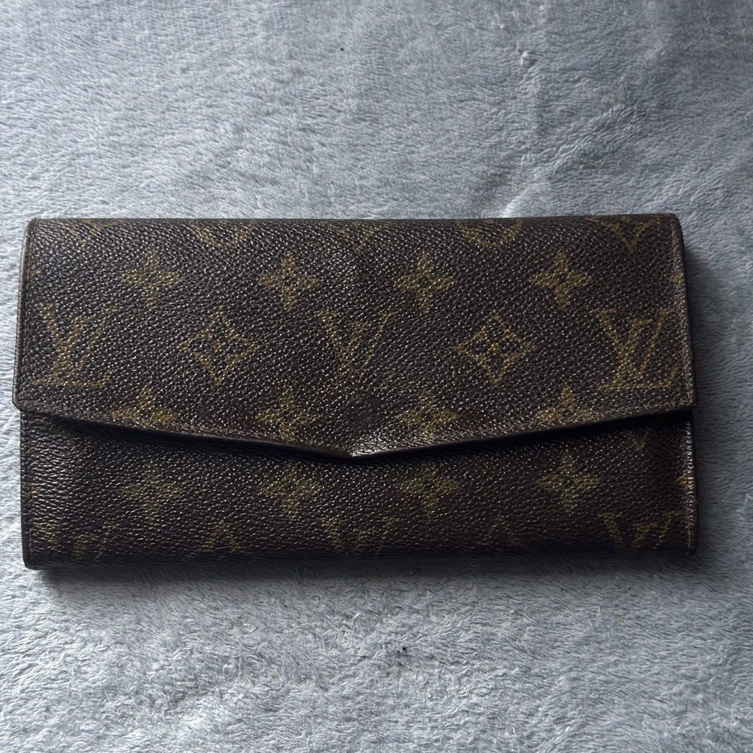 Louis vuitton longwallet (Category: Luxury Bags & Wallets) located in Quezon City. Submitted by hintstreet (Listing ID 1465574829, Image 1). Description: Vibtage lv wallet.