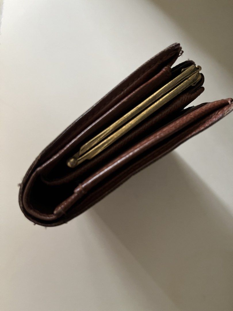 RUSH SALE🌼Louis Vuitton Monogram Canvas Kisslock Wallet (Category: Luxury Bags & Wallets) located in Mandaluyong City. Submitted by confessionsofashopaholic64 (Listing ID 1465524681, Image 3). Description: Guaranteed authentic Louis Vuitton monogram Kiss lock compact wallet super defined pa ng monogram print, no tiny cracks sa edges (just some loose stitch sa middle part) normal signs of wear (edges) no inclusions; wallet only pass sa lowballers