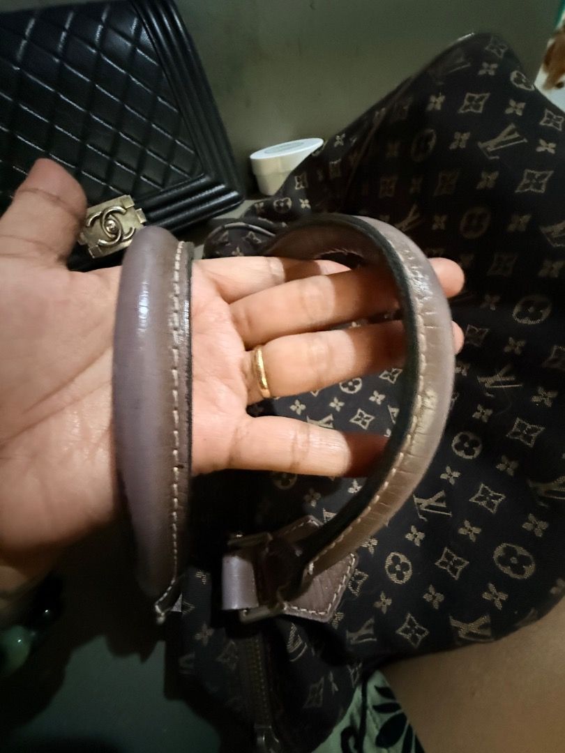 Louis Vuitton Monogram Mini Lin Speedy Handbag Brown (Category: Luxury Bags & Wallets) located in Manila. Submitted by _outofthecloset. (Listing ID 1465422984, Image 2). Description: - Authentic Louis Vuitton Monogram Mini Lin canvas handbag - Classic vintage Boston bag silhouette with monogram jacquard pattern - Secure top zip closure complete with brass padlock - Brown textile interior lining equipped with a convenient open slip pocket - Note: 