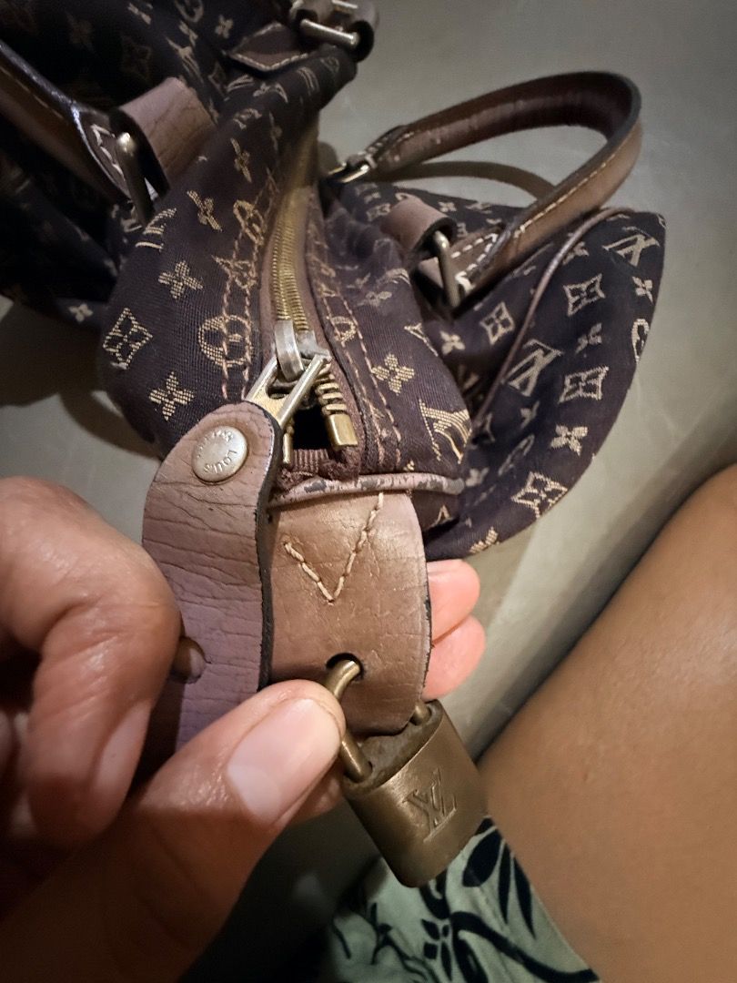 Louis Vuitton Monogram Mini Lin Speedy Handbag Brown (Category: Luxury Bags & Wallets) located in Manila. Submitted by _outofthecloset. (Listing ID 1465422984, Image 3). Description: - Authentic Louis Vuitton Monogram Mini Lin canvas handbag - Classic vintage Boston bag silhouette with monogram jacquard pattern - Secure top zip closure complete with brass padlock - Brown textile interior lining equipped with a convenient open slip pocket - Note: 