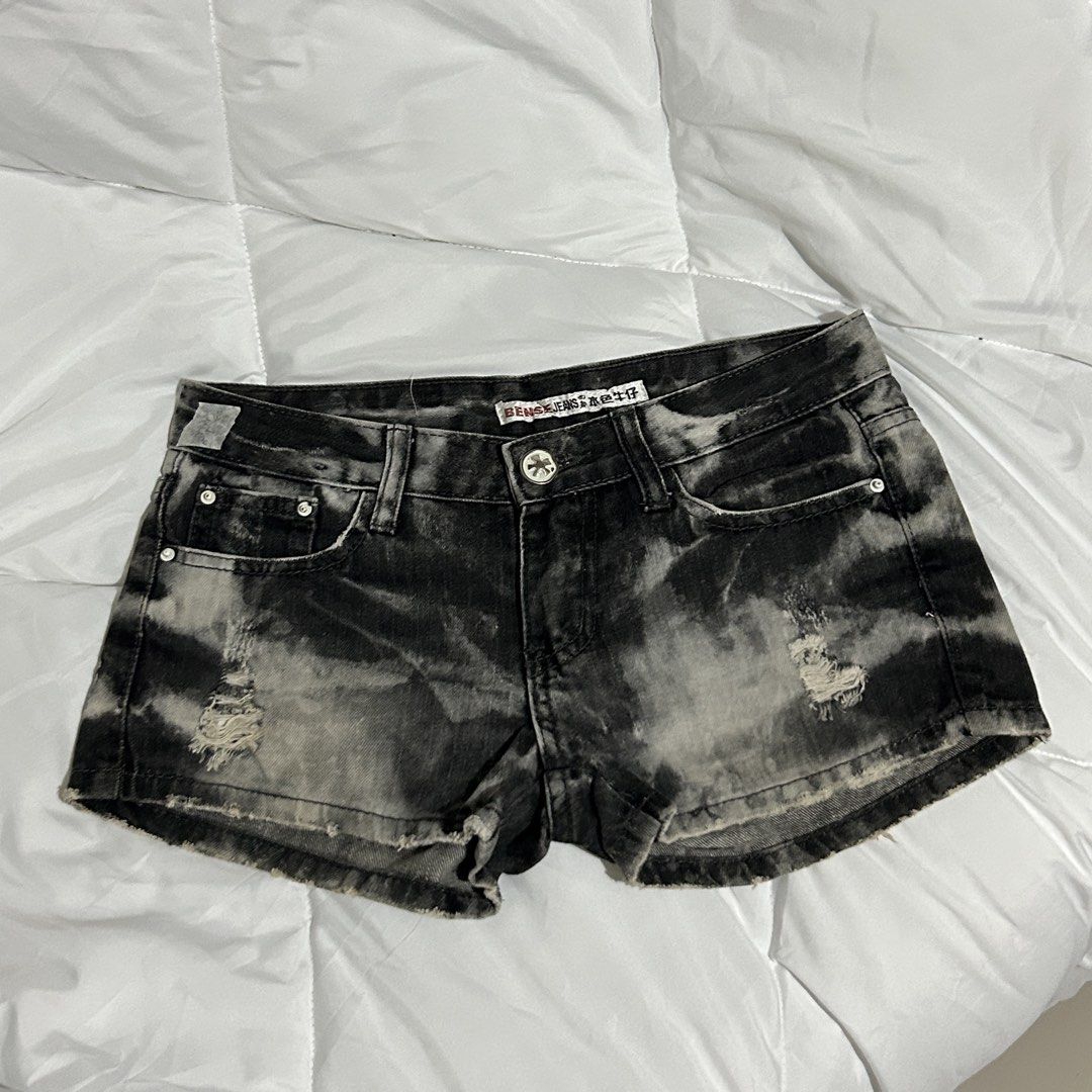 Low waist shorts (Category: Shorts) located in Cavite. Submitted by shop.rma (Listing ID 1465466336, Image 1). Description: 28 inches.