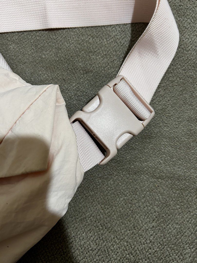 Lululemon Bag (Category: Cross-body Bags) located in Aurora. Submitted by purethrift07 (Listing ID 1465456186, Image 3). Description: Ganda nito Dm me Solid na solid No issue Authentic.