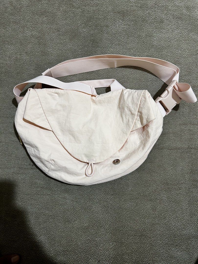 Lululemon Bag (Category: Cross-body Bags) located in Aurora. Submitted by purethrift07 (Listing ID 1465456186, Image 1). Description: Ganda nito Dm me Solid na solid No issue Authentic.