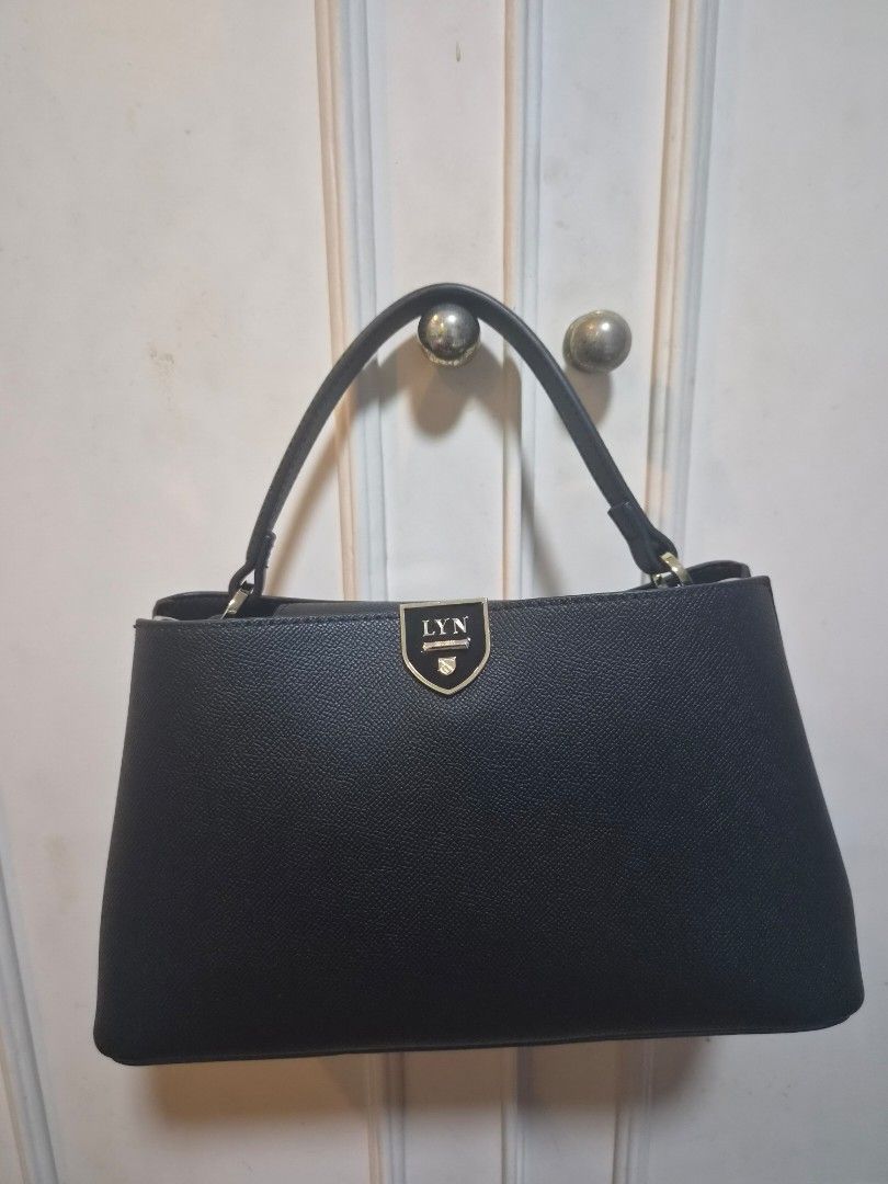 Lyn Re-Edit Amanti Top Handle bag Medium (Category: Luxury Bags & Wallets) located in Bacoor. Submitted by silver.ag (Listing ID 1465537217, Image 1). Description: bought from MOA Lyn. in good condition original price : 4K++ .