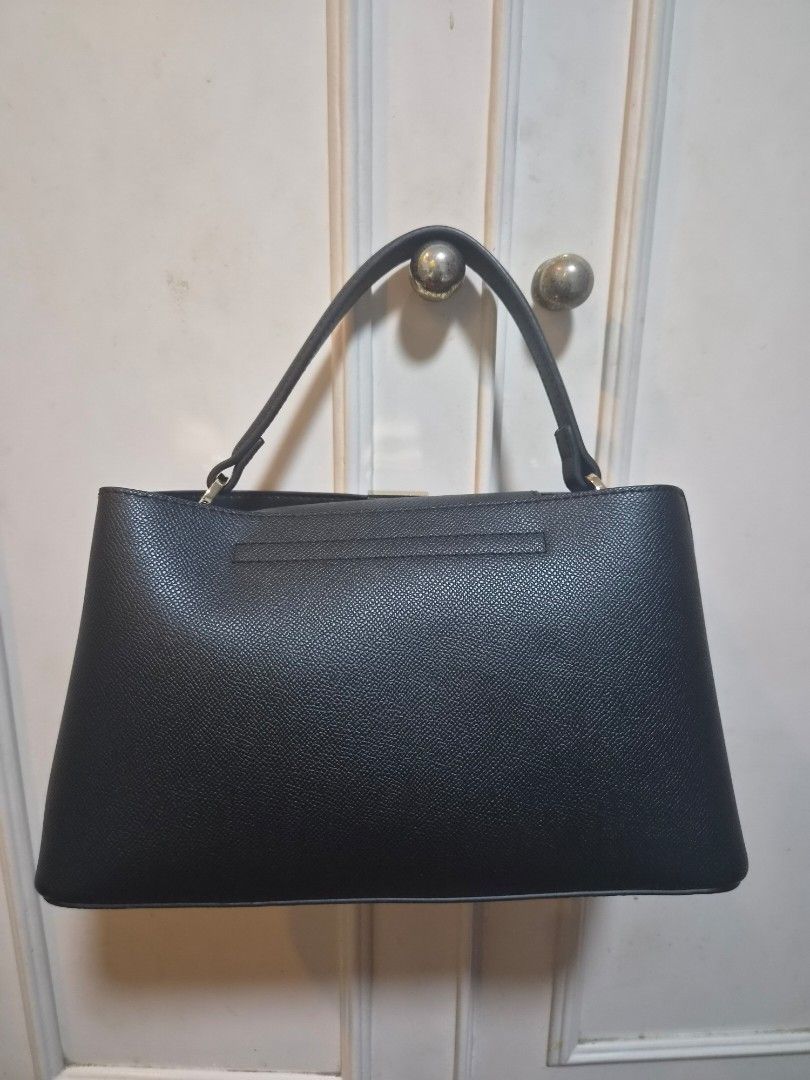 Lyn Re-Edit Amanti Top Handle bag Medium (Category: Luxury Bags & Wallets) located in Bacoor. Submitted by silver.ag (Listing ID 1465537217, Image 2). Description: bought from MOA Lyn. in good condition original price : 4K++ .