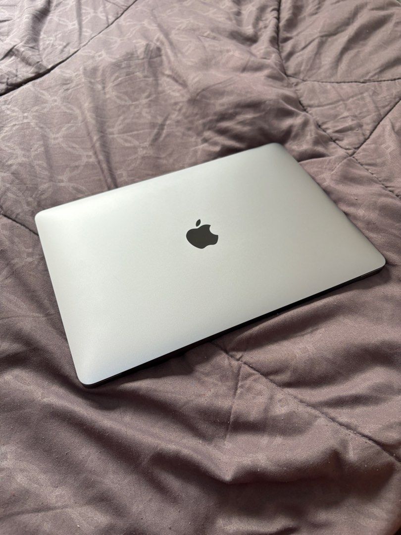 Macbook Air M1 (Category: Laptops & Notebooks) located in Manila. Submitted by m1-mac-hub (Listing ID 1465454517, Image 1). Description: M1 Chip 256 GB ROM 8 GB RAM 92% Battery Health Apple Intelligence macOS 27 Golden Gate.