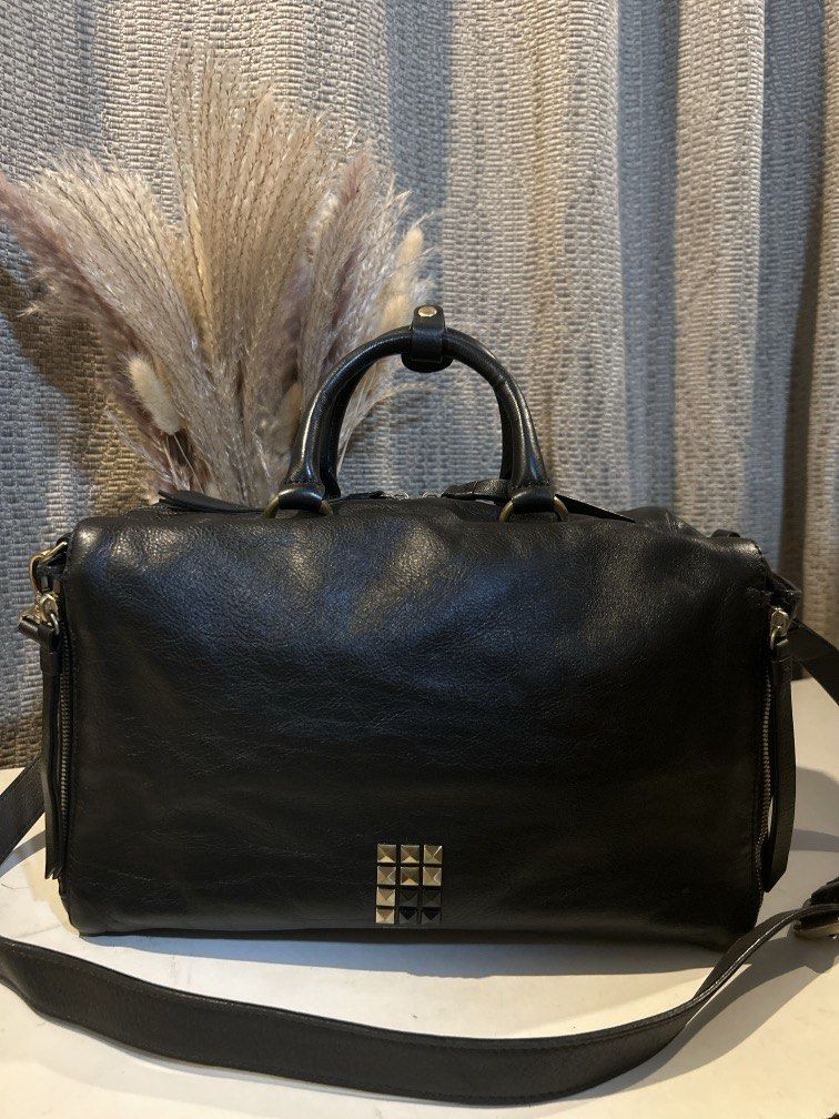 Manas…Black Leather Rectangle Doctors Bag 2 way (Category: Shoulder Bags) located in Quezon City. Submitted by collsan (Listing ID 1465463793, Image 1). Description: .