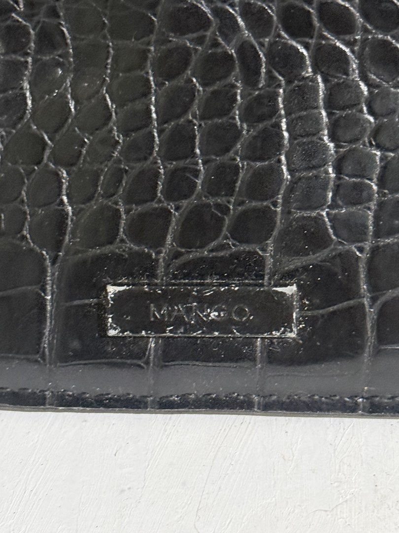 Mango Black Croc-Effect Chic Cardholder Purse Wallet (Category: Wallets & Card holders) located in Antipolo. Submitted by kiksy.closet (Listing ID 1465426246, Image 2). Description: Mango Black Croc-Effect Chic Cardholder Purse Wallet - With discoloration on the logo, rusty hardware + dirt and scratches on the body as seen on pics - what u see is what u get (check all posted pics to evaluate condition).