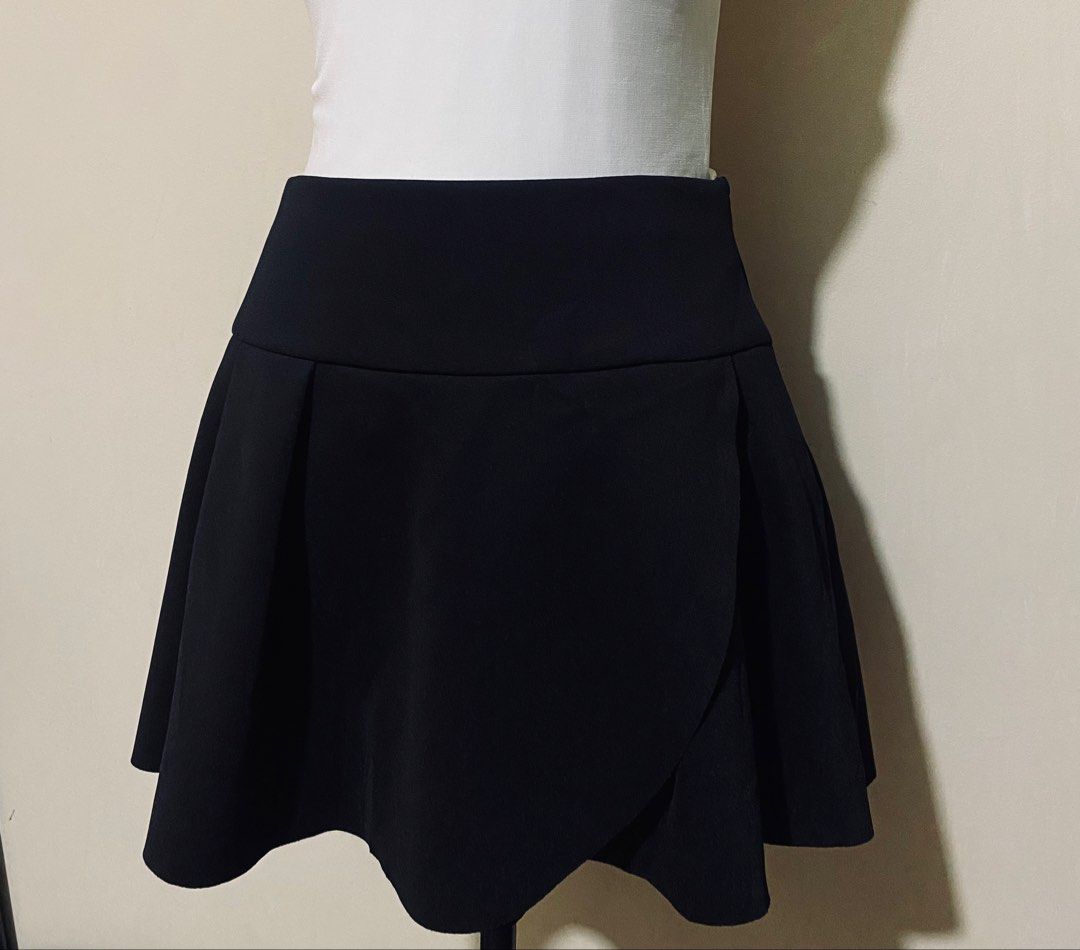 Mango Black Pleated Mini Skirt (Category: Skirts) located in San Pedro. Submitted by fromsissiescloset (Listing ID 1465537101, Image 1). Description: M@ng0 Pleated Tennis Skirt ‼️sale‼️ - New with Tag - Size Medium / Waist 29"/30" Length 13") - Slightly stretch - Price tag $299 Hkd - ₱800 free sf No return / no exchange / no refund .