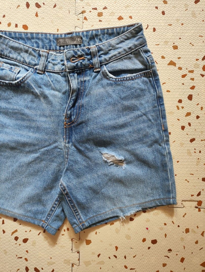 Maong Shorts (Category: Shorts) located in Taguig. Submitted by cleanupmomma (Listing ID 1465491250, Image 2). Description: Please take time to read ❤️ Fits 25-26 no flaws wyiwyg.
