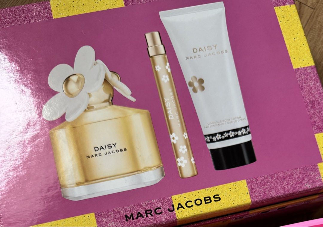 Marc Jacobs Daisy Perfume Gift Set (Category: Fragrance & Deodorants) located in Quezon City. Submitted by lc_ac (Listing ID 1465390651, Image 2). Description: - Brand new, unopened Marc Jacobs Daisy gift set in pristine condition - Includes full-size fragrance bottle, travel spray, and luminous body lotion - Features cute and stylish yellow and pink checkered packaging - Perfect gift option for loved ones or a special treat for yourself.