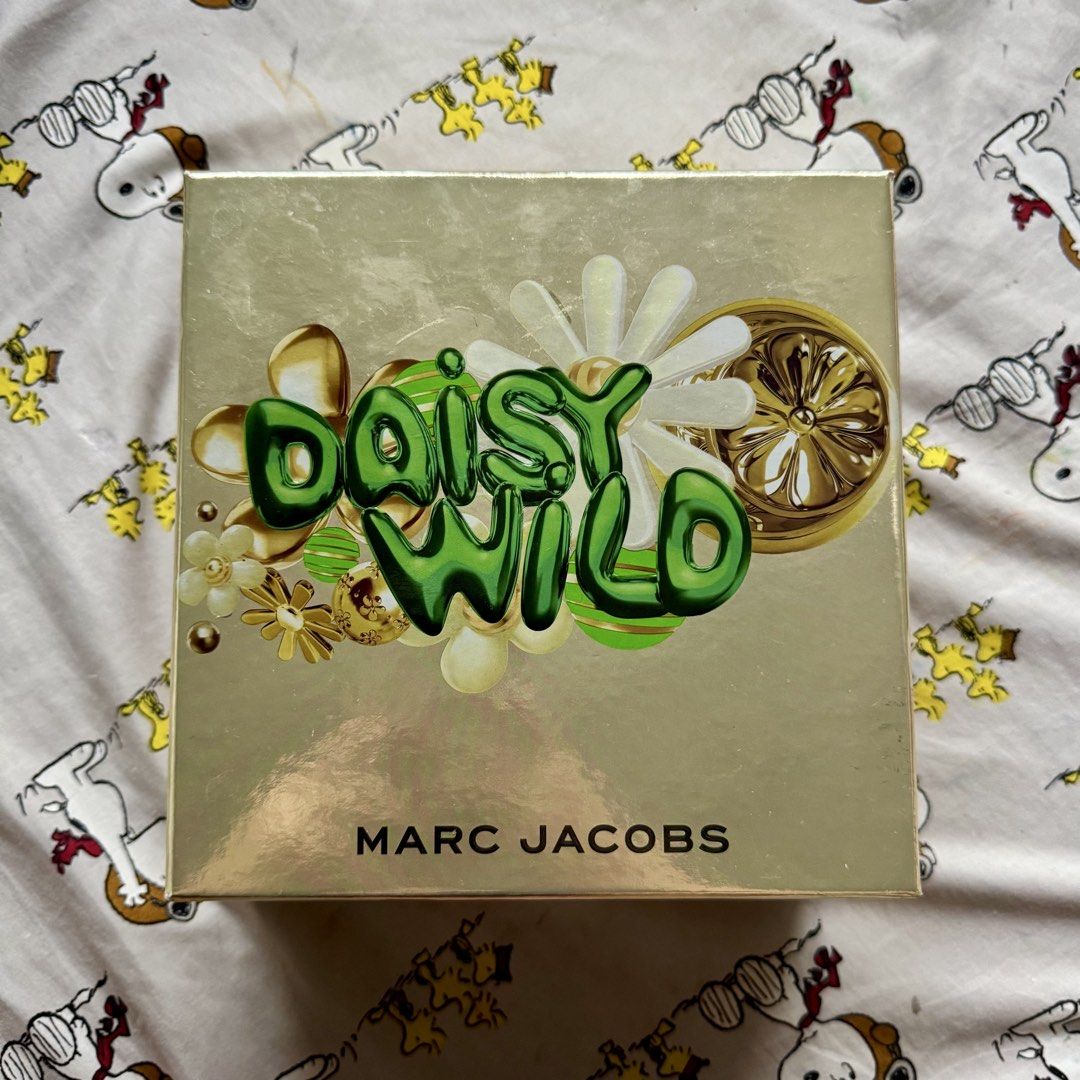 Marc Jacobs Daisy Wild Eau De Parfum Gift Set (Category: Fragrance & Deodorants) located in Marikina City. Submitted by preloved_n_reloved (Listing ID 1465411307, Image 1). Description: - Authentic Marc Jacobs Daisy Wild Gift Set - Includes: 50ml Eau de Parfum spray & 10ml travel spray - Condition: Brand new and unused - Packaging: Stunning floral design in gold and pastel pink - Complete with original box and all inserts.