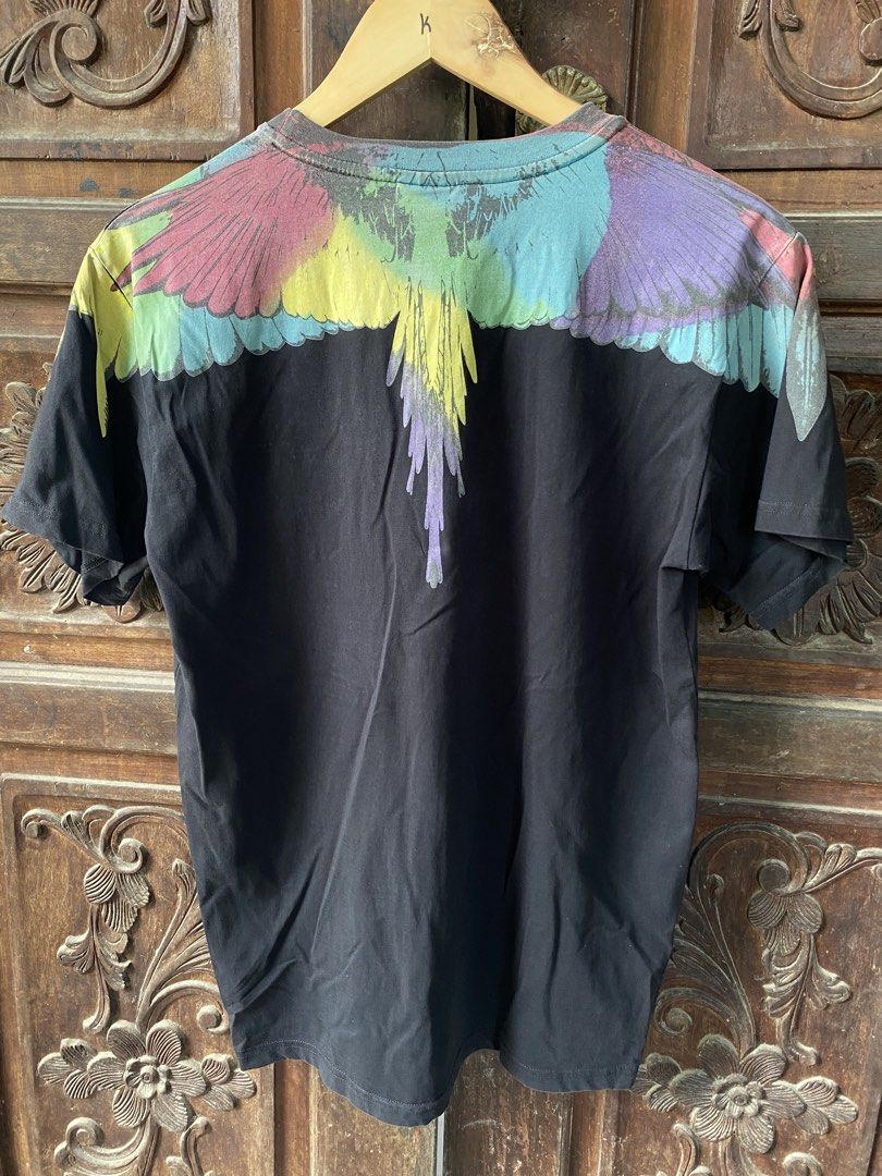 Marcelo burlon (Category: Tshirts & Polo Shirts ) located in Jaen. Submitted by oshimamark58418 (Listing ID 1465477302, Image 2). Description: - Brand: Marcelo Burlon County of Milan - Style: Iconic multi-color wing graphic print on black t-shirt - Size: Medium Dimes 19x27 - Condition: Good pre-owned condition, clean and well-kept - Ideal for streetwear, casual wear, and daily outfits.