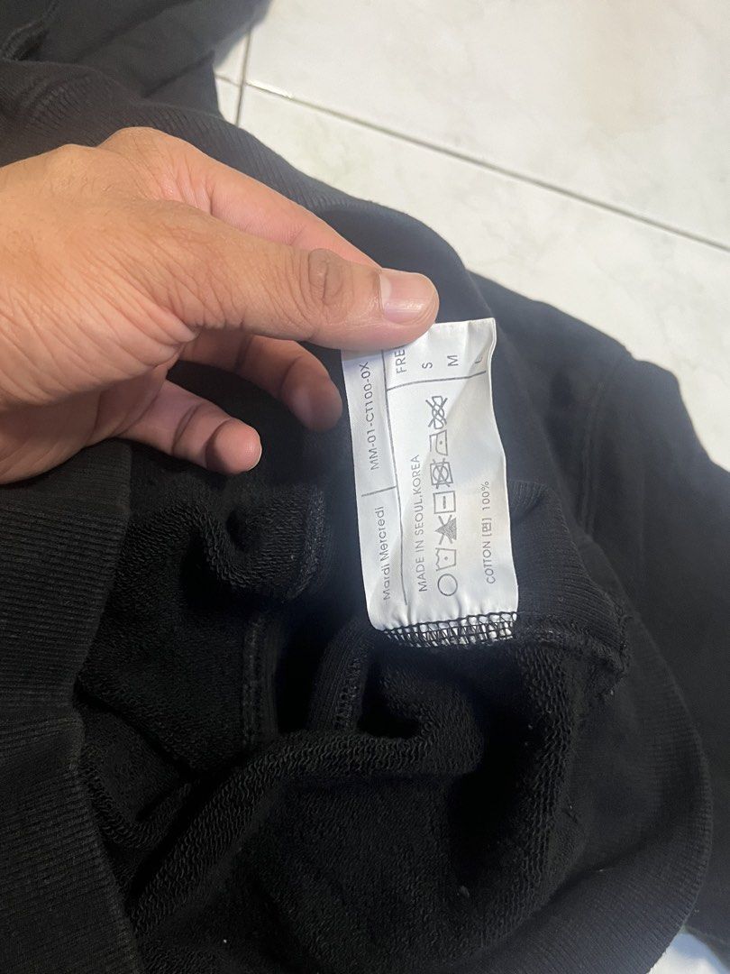 Mardi Mercedi (Category: Coats, Jackets and Outerwear) located in Manila. Submitted by thriftniyuno (Listing ID 1465422123, Image 3). Description: Medium to large 20 x 26.
