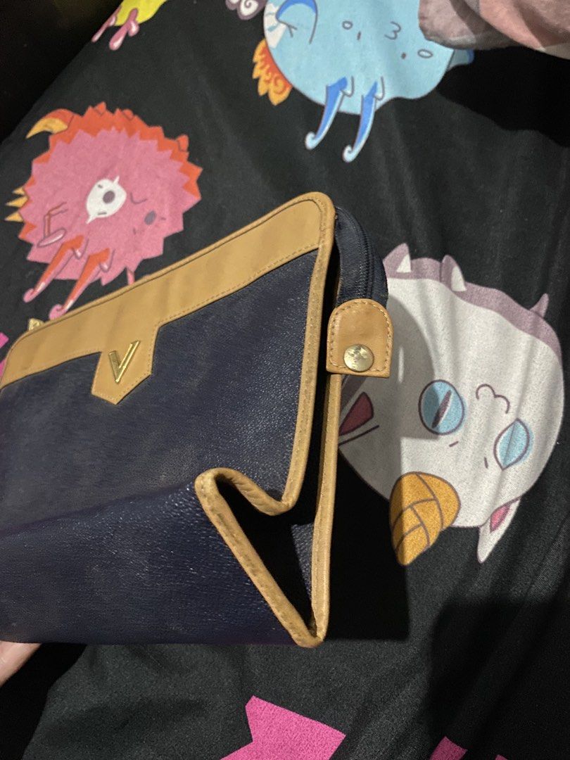 Mariano Valentino (Category: Clutches) located in Manila. Submitted by hylie2118 (Listing ID 1465503963, Image 3). Description: Mariano Valentino -Vintage -Good condition -No issue All details posted.