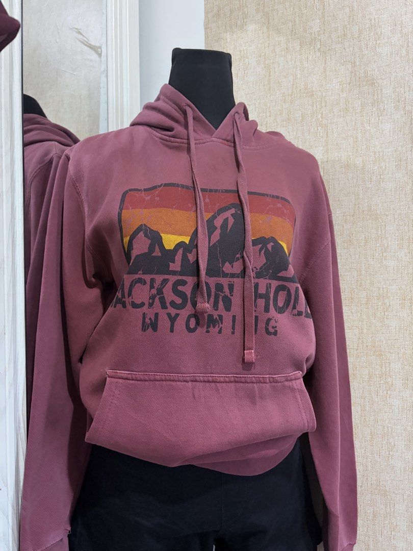 Maroon red hoodie printed (Category: Coats, Jackets and Outerwear) located in Lucena. Submitted by outfyndbyia_07123 (Listing ID 1465481598, Image 3). Description: Small on tag 60%Cotton 50% Polyester Dimension: Length: 28 inches Width: 21 inches .