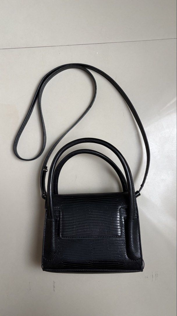 Mati 18 embossed texture Bag (Category: Cross-body Bags) located in Binangonan. Submitted by polinn.xx (Listing ID 1465421640, Image 1). Description: .