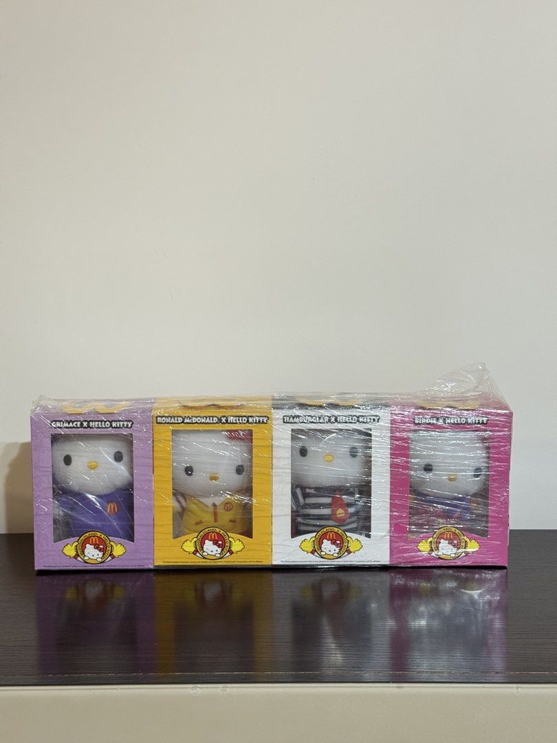 McDonald’s 麥當勞絕版收藏大合集｜Hello Kitty + Nanoblock + 十二生肖｜22隻全套 （分類：設計師玩具及盲盒）位於 Hong Kong。 由 vastfalcon_f8ddf2 提交（商品編號 1465433847，圖片 4）。簡介： 🍟 McDonald’s Vintage Collectors Bundle 多年私人珍藏，三套經典麥當勞限定系列，合共22隻公仔，完整收藏一次過出售！ 套裝包括： ① 2011 McDonald’s × Hello Kitty * 全套4款角色 * 連4個原裝彩盒 ② McDonald’s × Nanoblock Ronald & Friends * 全套6款角色 * 連獨立彩盒及 Complete Box 展示場景盒 ③ McDonald’s 十二生肖毛公仔 * 全套12隻生肖公仔 * 連原裝紅色新春珍藏展示禮盒 商品狀況： 一直作私人收藏，公仔未取出使用，原盒及外層保護包裝均有保留。 由於屬舊年份收藏品，部分盒身及