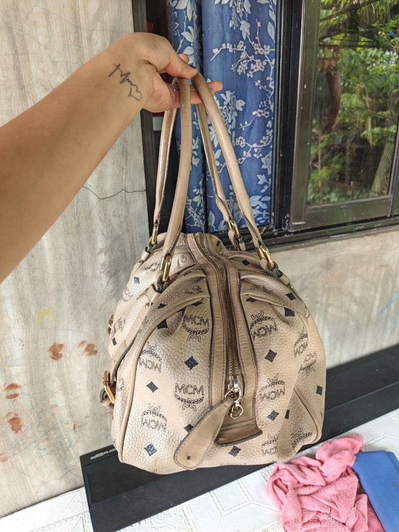 Mcm (Category: Luxury Bags & Wallets) located in Quezon, Isabela. Submitted by ukay-ukaybylyn (Listing ID 1465456807, Image 3). Description: with sign of use kita naman sa picture then kulang ng isang puller pero walang bakbak or cracks semi large size for me all goods pa ito bawal po sa maarte at maselan.