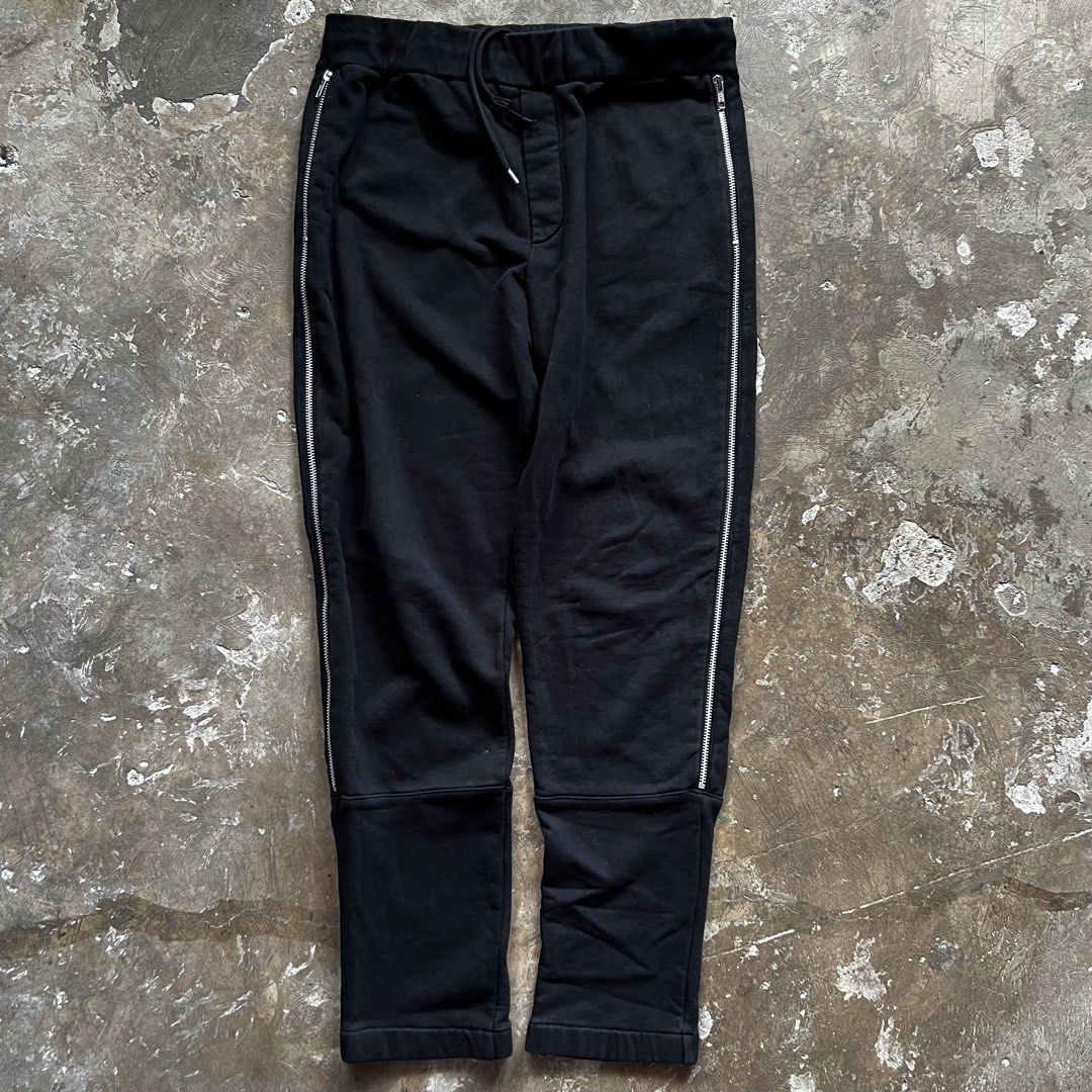 Mcq - Alexander Mcqueen Sweatpants Side Zip (Category: Joggers) located in Pasig City. Submitted by sound.racks (Listing ID 1465504670, Image 1). Description: Mcq - Alexander Mcqueen Sweatpants Side Zip - Size:32 up to 34 (drawstring) - Length:39 - Leg opening:9 - Thigh:13 - Issue:none ₱999 +Shipping Fee .