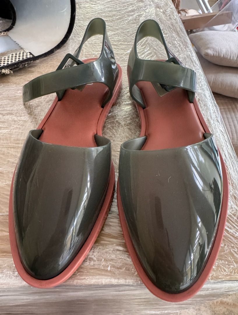Melissa Kira (Category: Flats & Sandals) located in Manila. Submitted by uhmcharmai52622 (Listing ID 1465399428, Image 1). Description: .